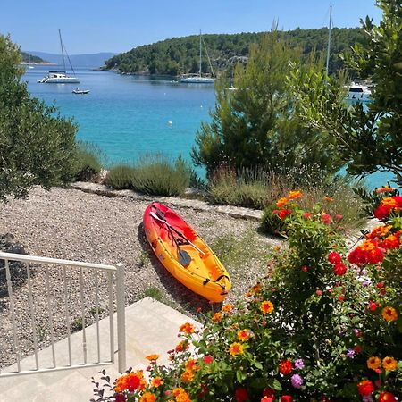 Luxury Villa Kate On Sea With Heated Pool Milna  Kültér fotó