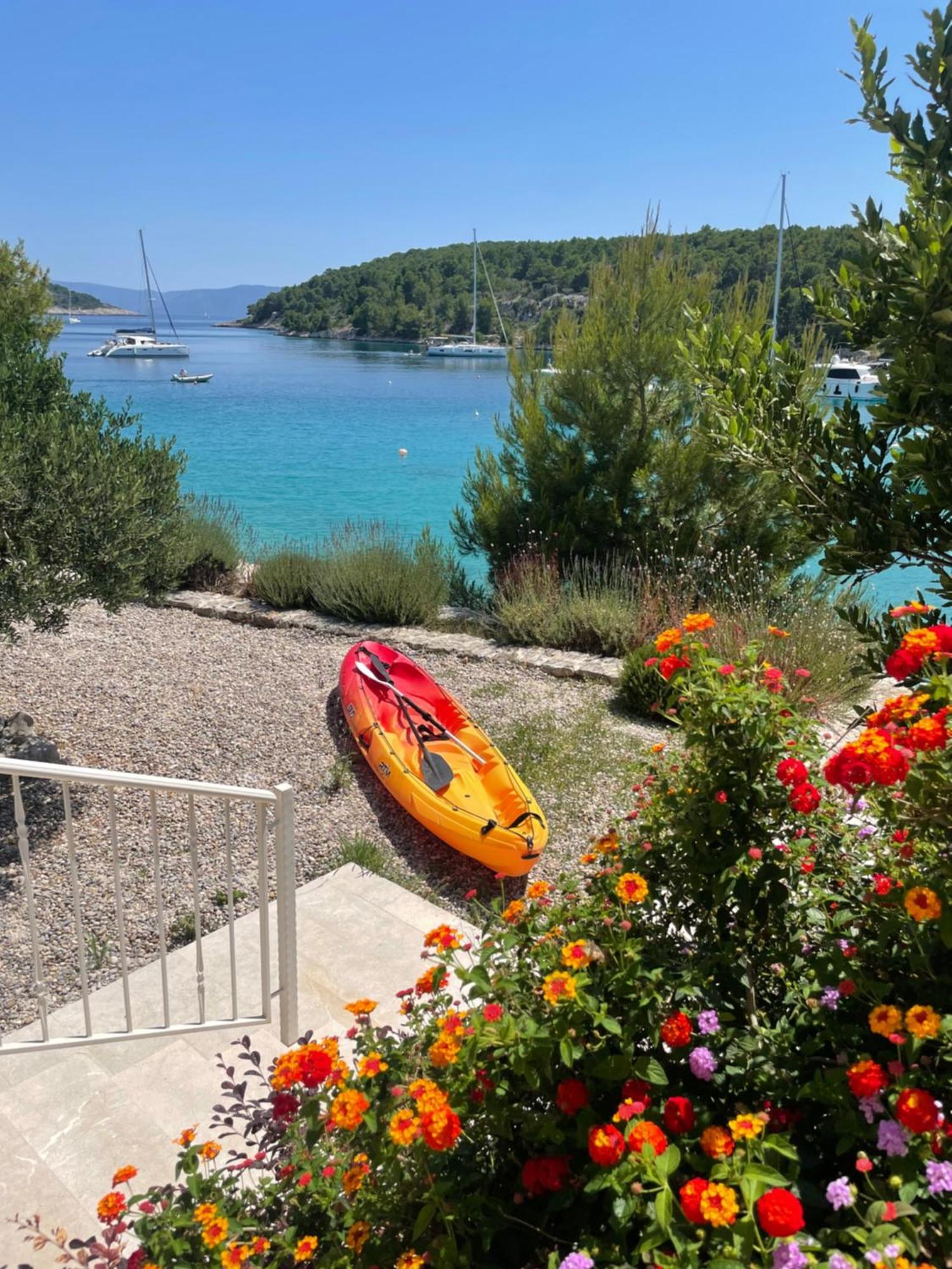 Luxury Villa Kate On Sea With Heated Pool Milna  Kültér fotó