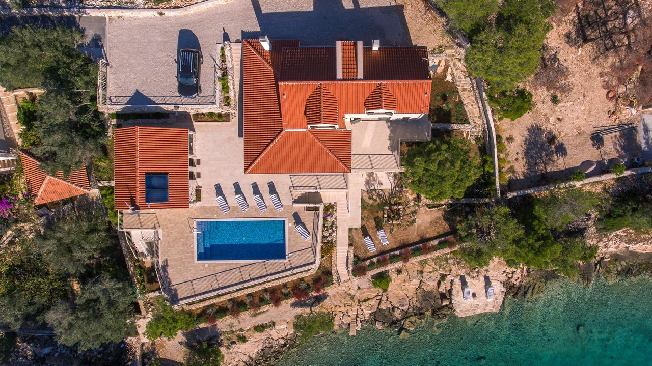 Luxury Villa Kate On Sea With Heated Pool Milna  Kültér fotó