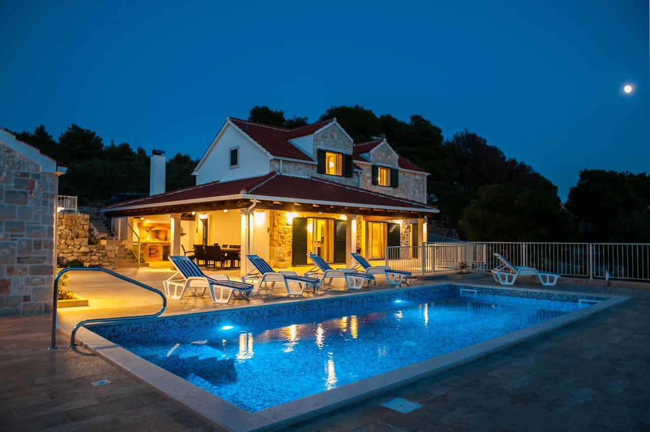 Luxury Villa Kate On Sea With Heated Pool Milna  Kültér fotó