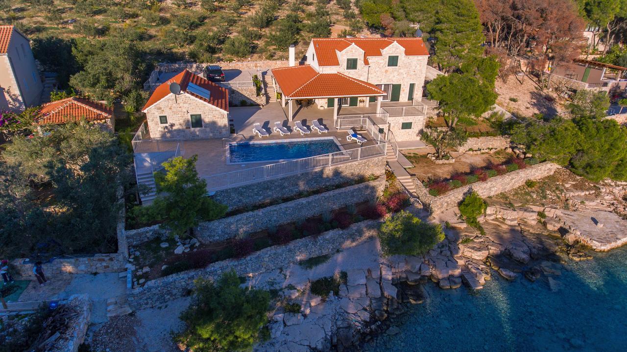 Luxury Villa Kate On Sea With Heated Pool Milna  Kültér fotó