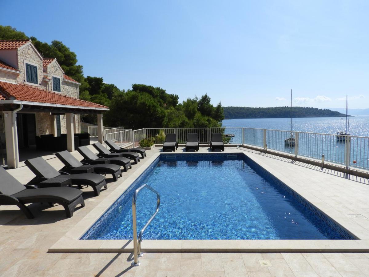 Luxury Villa Kate On Sea With Heated Pool Milna  Kültér fotó